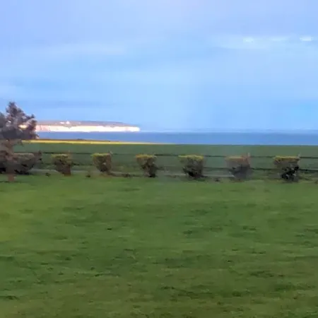 לינה וארוחת בוקר Les Falaises