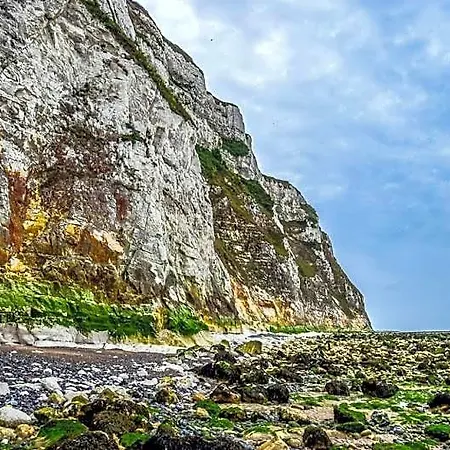 Les Falaises לינה וארוחת בוקר 3*