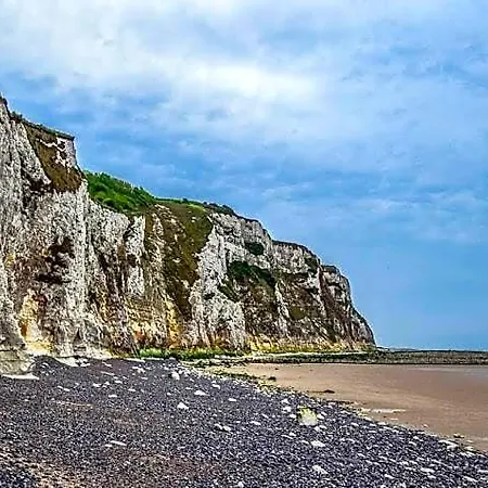 לינה וארוחת בוקר Les Falaises 3*